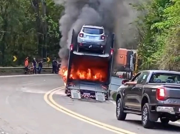 Caminhão-cegonha pega fogo na BR 262 entre Viana e Domingos Martins