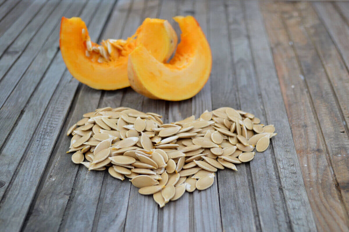 Inserir semente de abóbora no dia a dia é uma forma simples de agregar sabor e fortalecer o organismo com nutrientes essenciais (Imagem: Elena Shev | Shutterstock)
