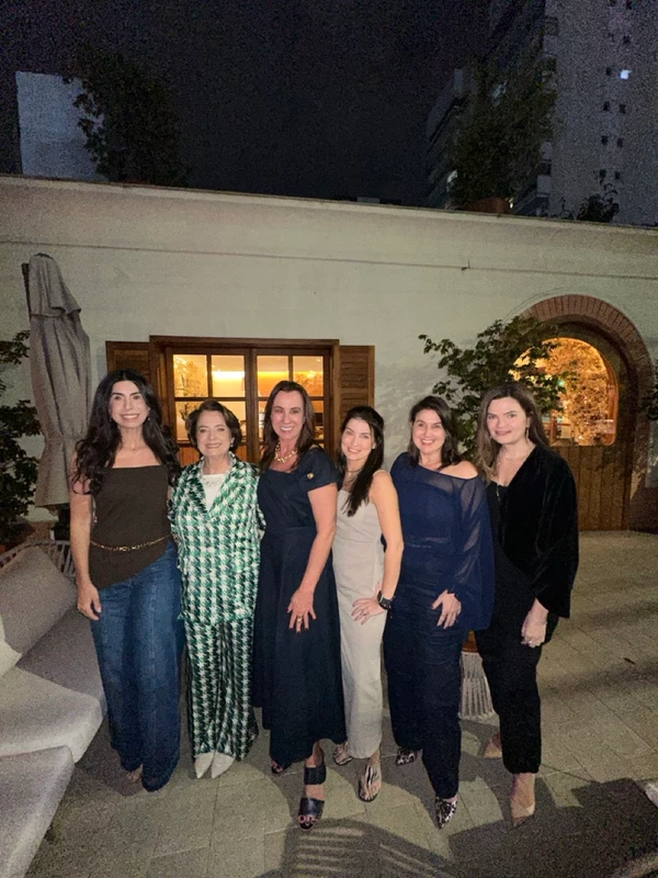 Hélia Dórea, Denise Azevedo, Luciana Almeida, Mariana Azevedo, Renata Rasseli e Andrea Pena 