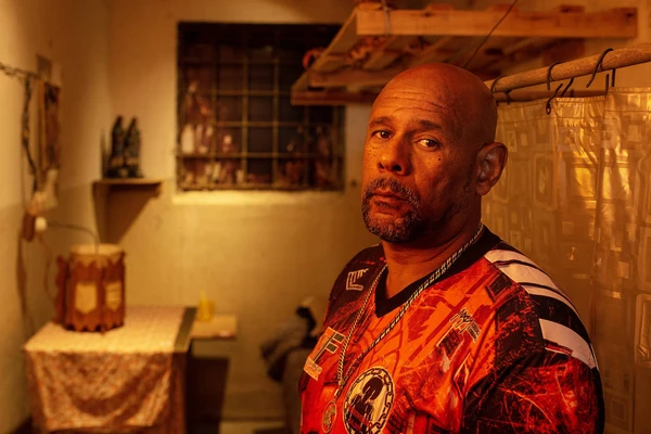 Sobrevivente do massacre, Mauricio Monteiro no Espaço Memória do Carandiru, local que reproduz uma cela com objetos originais recolhidos do antigo presídio