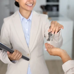Mais do que vender, os profissionais do mercado estão de olho em construir uma relação de proximidade com o cliente. Para isso, buscam estudar o imóvel sob uma perspectiva mais profissional