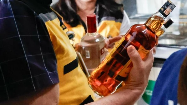 País depende do etanol farmacêutico, enquanto especialistas citam fomepizol como mais eficaz; Ministério da Saúde e Anvisa anunciam medidas para importação emergencial em meio à crise