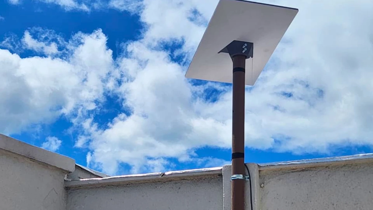 Antena fixa de conexão via satélite da Starlink