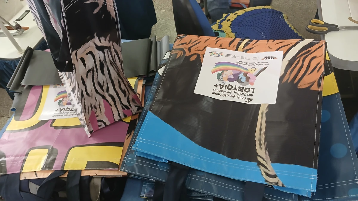 Bolsas feitas com banners publicitários pelos detentos no projeto Fazendo Arte