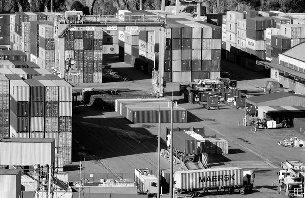 Contêineres no pátio do Terminal Portuário de Vila Velha