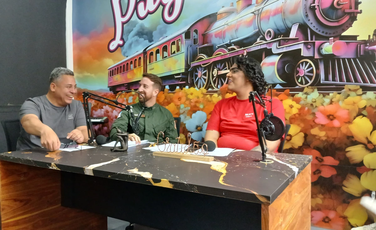 Da esquerda para a direita: Secretário de Justiça do ES, Diretor da PSME2 e Mirela, locutora na Estação Purpurina