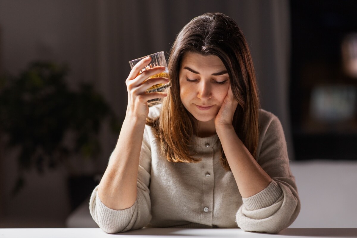 É importante ficar atento aos sinais da intoxicação por metanol (Imagem: Syda Productions | Shutterstock)