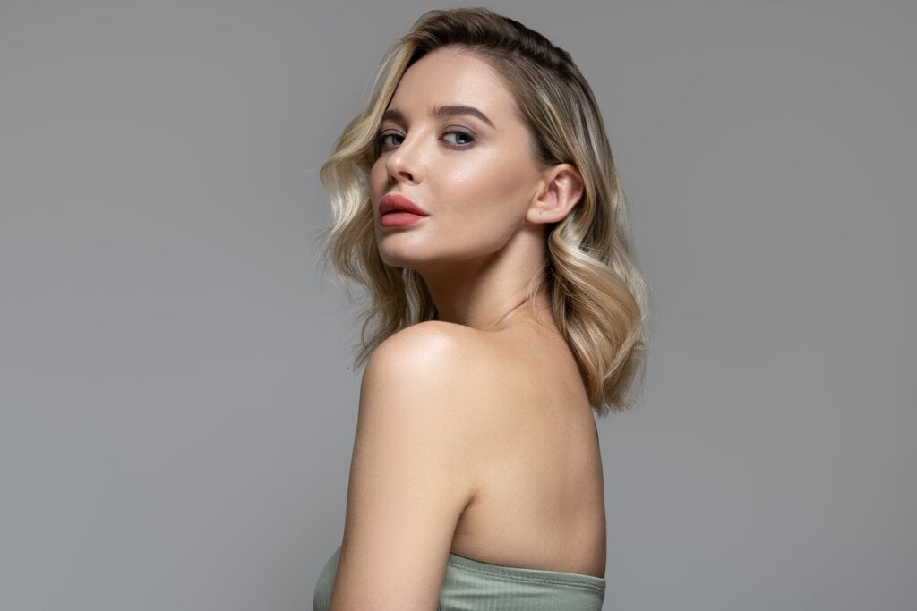 O amarelo-manteiga valoriza especialmente mulheres de pele mais quente (Imagem: Kourdakova Alena | Shutterstock)