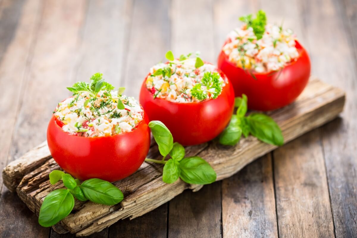 Tomate recheado com ricota (Imagem: pilipphoto | Shutterstock) 