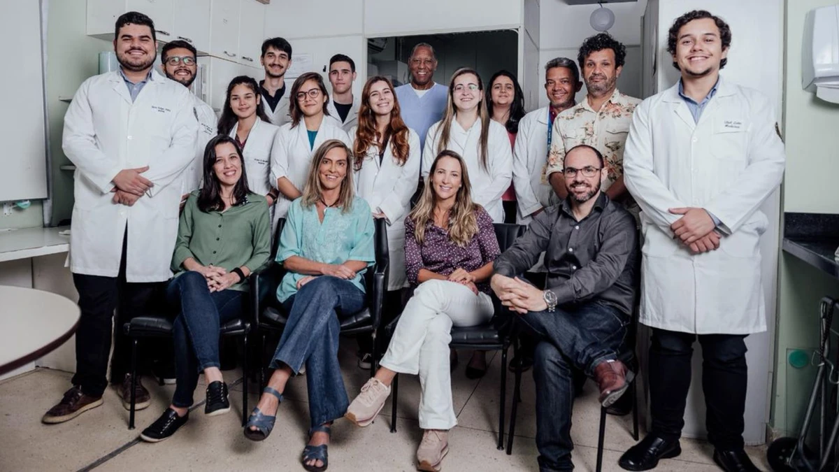 Equipe de pesquisas sobre a polilaminina; Na foto, Olavo Borges (à esquerda, de jaleco e calça) e Tatiana Sampaio,