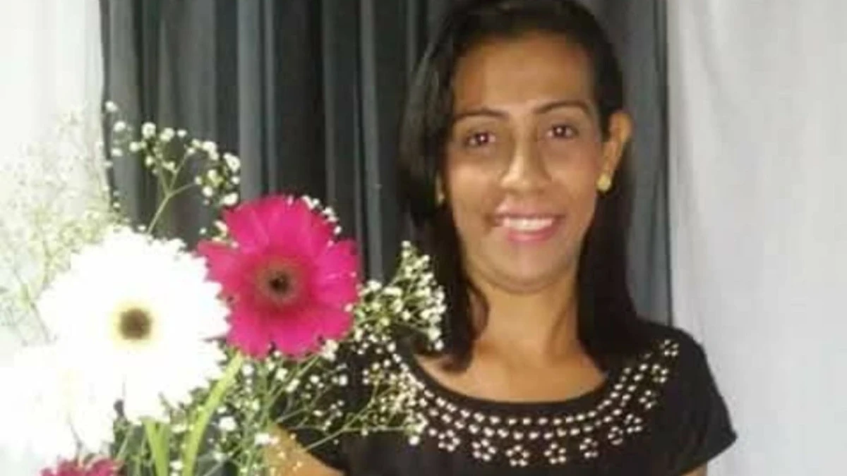 Mulher morre e homem fica ferido em acidente entre moto e carro em Linhares; motorista fugiu do local