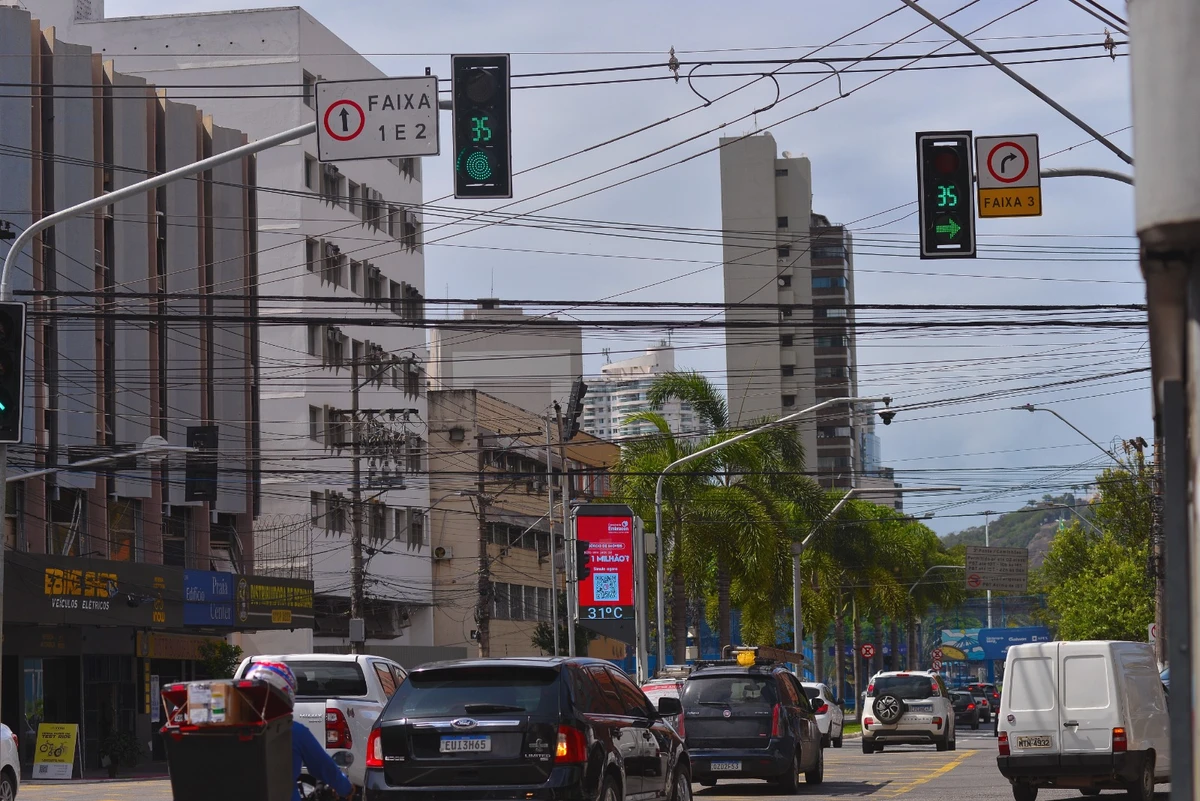 Semáforo na Reta da Penha agora tem abertura e fechamento sincronizado para todas as faixas