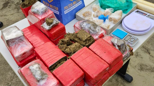 Mulher teria confessado o crime após ter a casa cercada pela Polícia Militar; quase um quilo de crack também foi apreendido