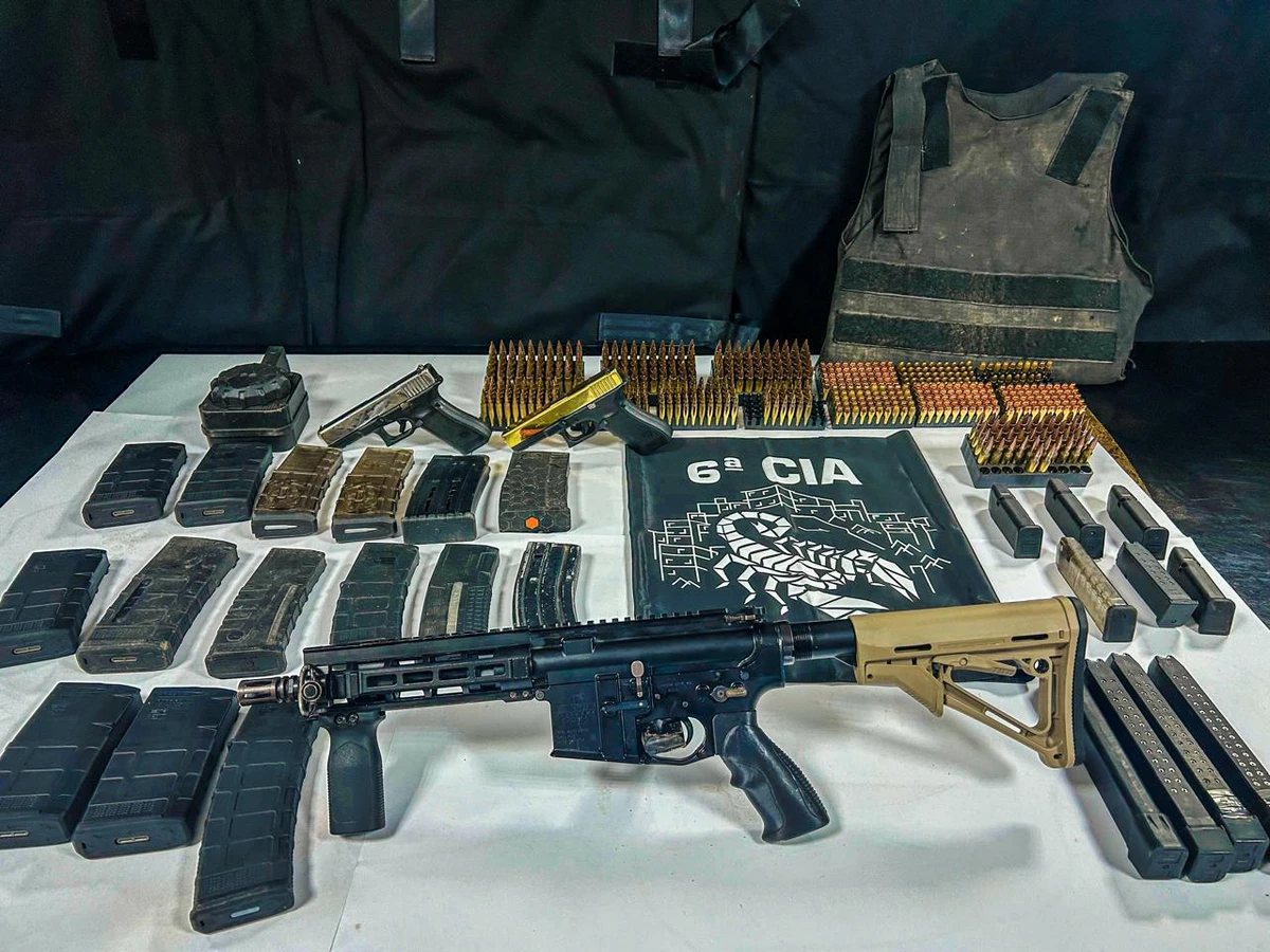 Polícia apreendeu armas, drogas e granada durante ocorrência em bairro da Vitória neste sábado (4)