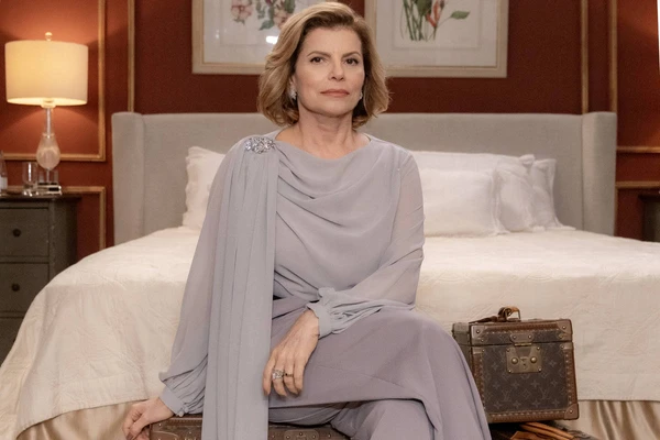  Odete (Debora Bloch) usa figurino inspirado na versão de 1988 de 'Vale Tudo'