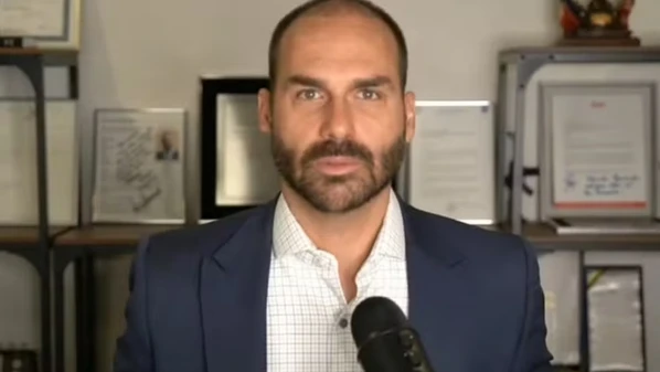 O filho do ex-presidente Jair Bolsonaro (PL) está desde fevereiro nos Estados Unidos, de onde patrocina um lobby junto a autoridades norte-americanas para favorecer o pai