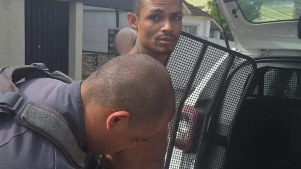 Jorge Maikon de Souza, de 33 anos, foi contido por moradores e preso em flagrante; vítimas acompanharam invasão pelas câmeras de segurança