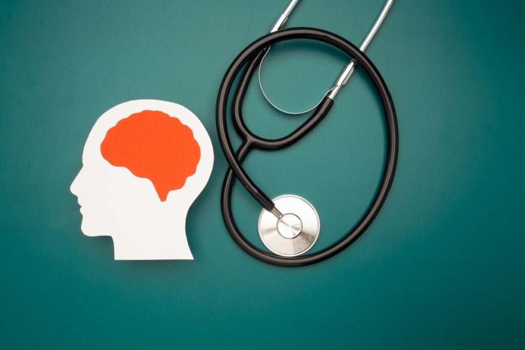 A demência por corpos de Lewy apresenta algumas diferenças do Alzheimer e do Parkinson (Imagem: estetoscópio | shutterstock)