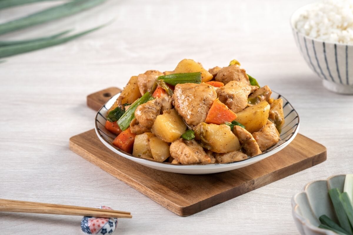 Frango com legumes (Imagem: YamisHandmade | Shutterstock)