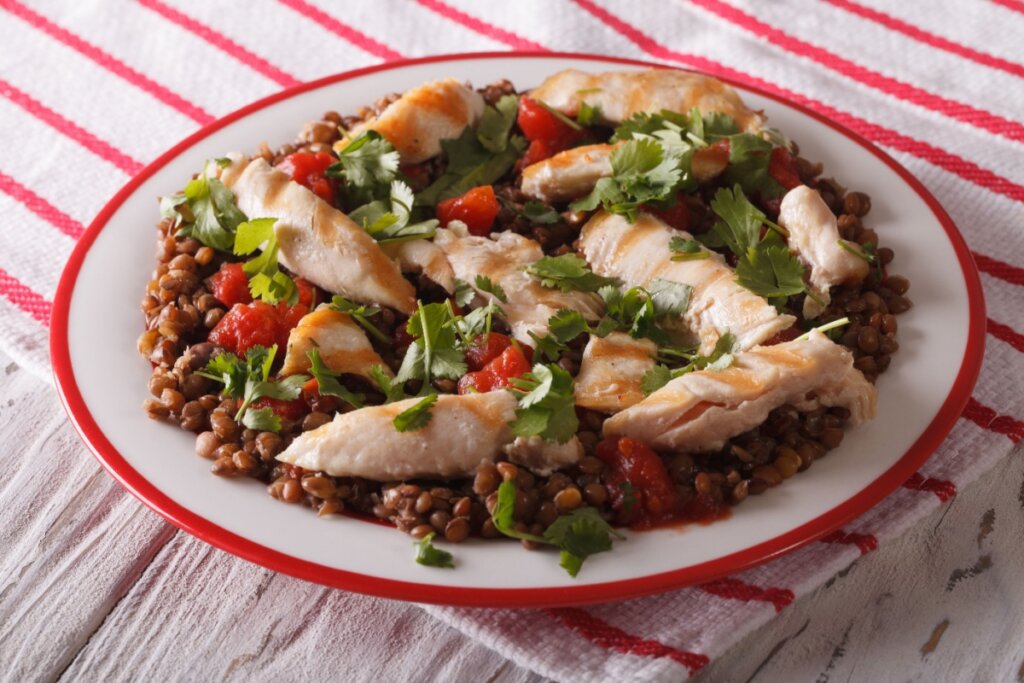 Frango grelhado com lentilha (Imagem: Sergii Koval | Shutterstock)