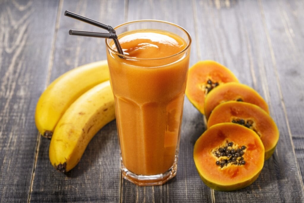 Vitamina de mamão com banana (Imagem: Tatiana Bralnina | Shutterstock)