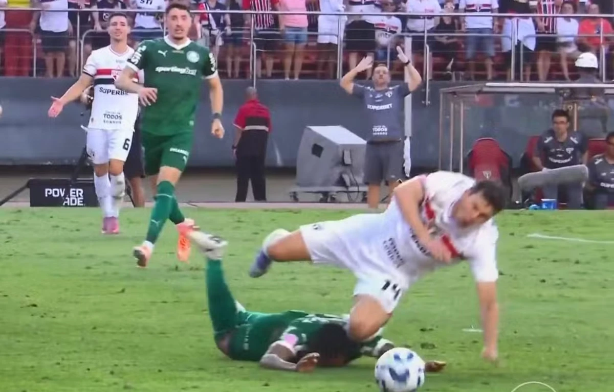 Escorregão de Allan derrubou Tapia dentro da área. Mas sem querer também é falta, nesse caso pênalti