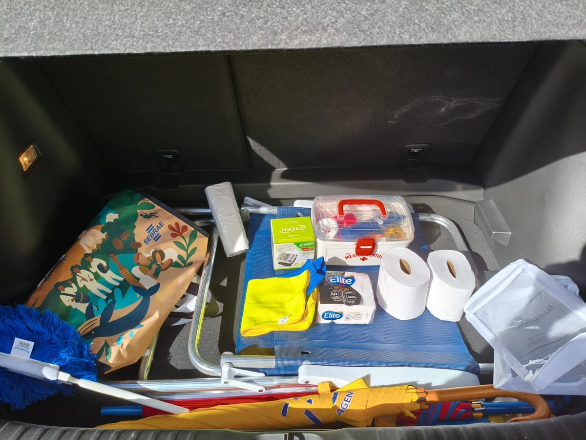 Itens de higiene e utensílios à disposição dos passageiros no carro de Márcia