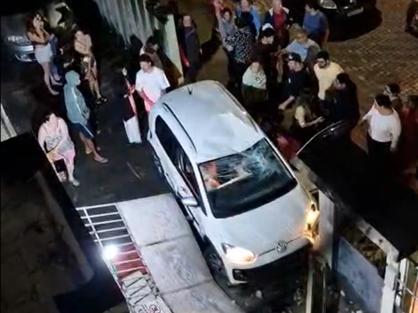 Motorista perde controle e derruba portão de condomínio após colisões em Itapuã, Vila Velha.