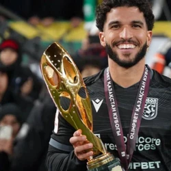 Henrique Devens, do Tobol FC, levantou a taça da Copa do Cazaquistão neste final de semana