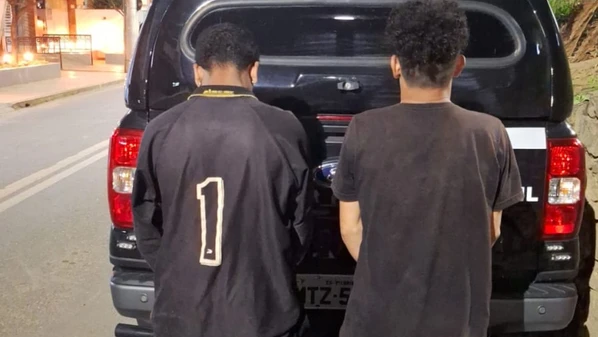 Suspeitos, de 24 e 27 anos, confessaram o homicídio, motivado por dívida de drogas; corpo da vítima foi encontrado em área de mata após ataque com facão e foice