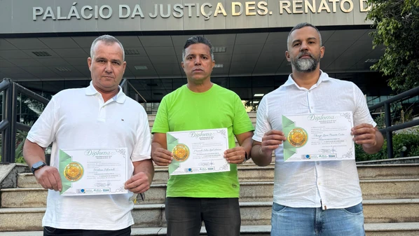 Indefinição sobre convocação de donos de vagas abertas com afastamento de parlamentares já dura mais de um mês e virou guerra judicial