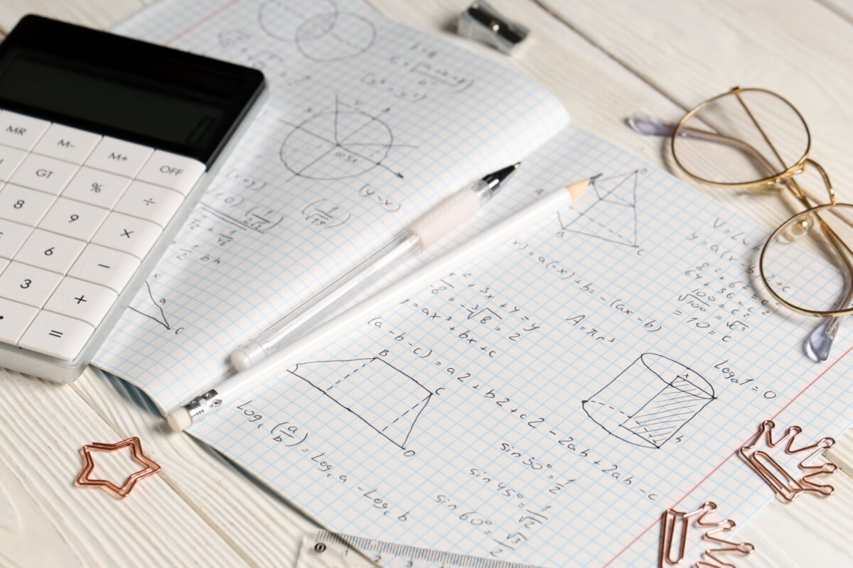 A preparação para a prova de matemática do Enem deve ser estratégica (Imagem: Pixel-Shot | Shutterstock)