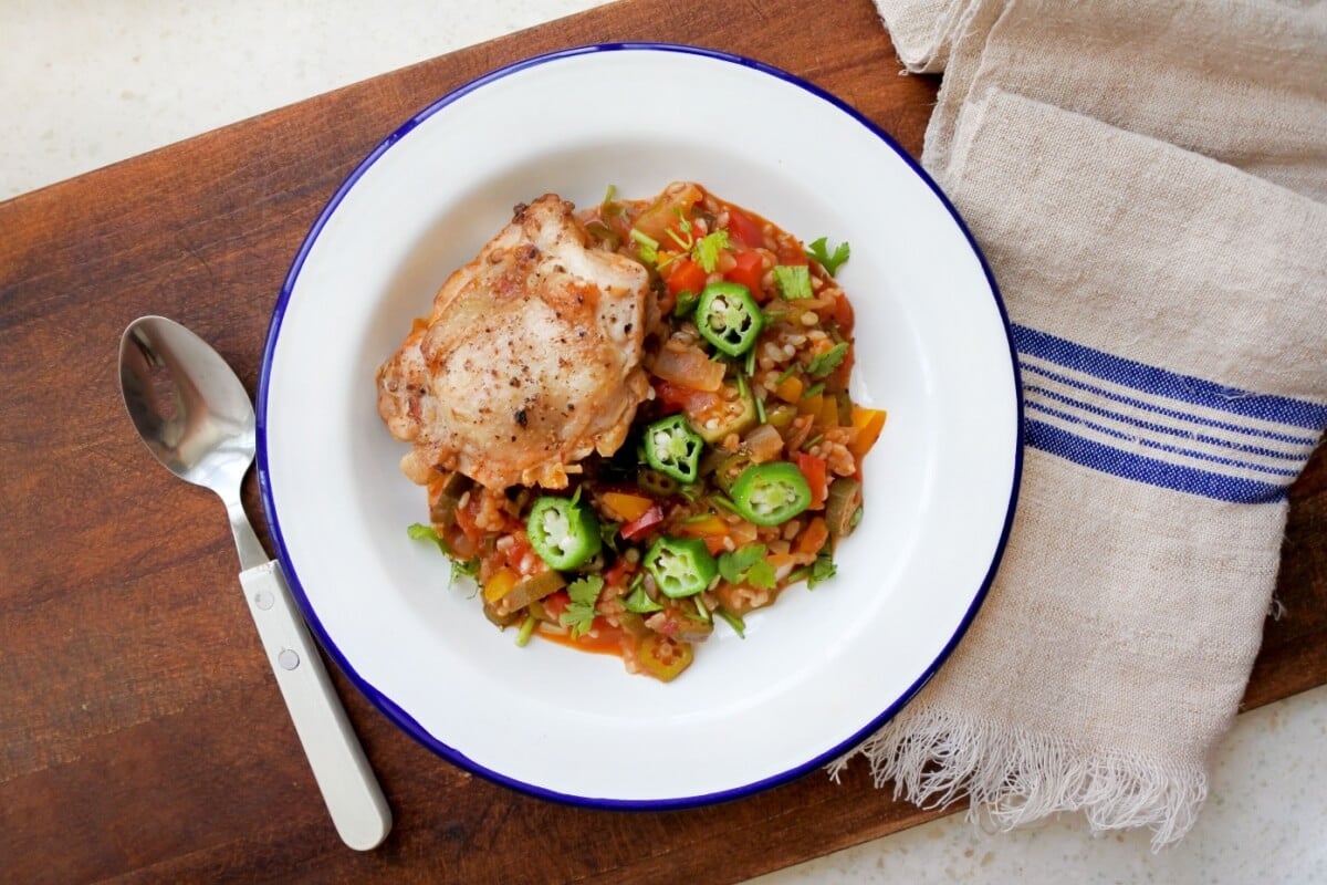 Arroz com frango e quiabo (Imagem: kokofoundit | Shutterstock)