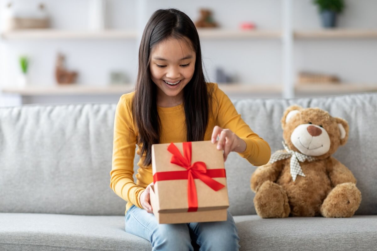 É possível escolher o presente da criança com base nas características do signo dela (Imagem: Prostock-studio | Shutterstock)