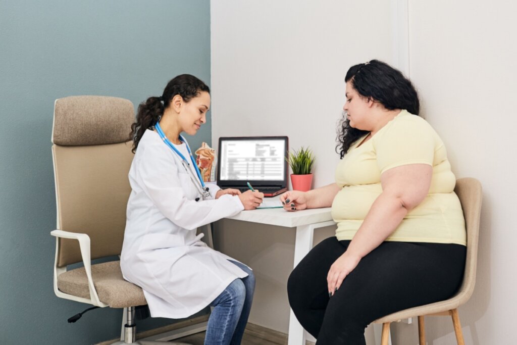 O tratamento para obesidade é feito conforme as particularidades do paciente (Imagem: Peakstock | Shutterstock)