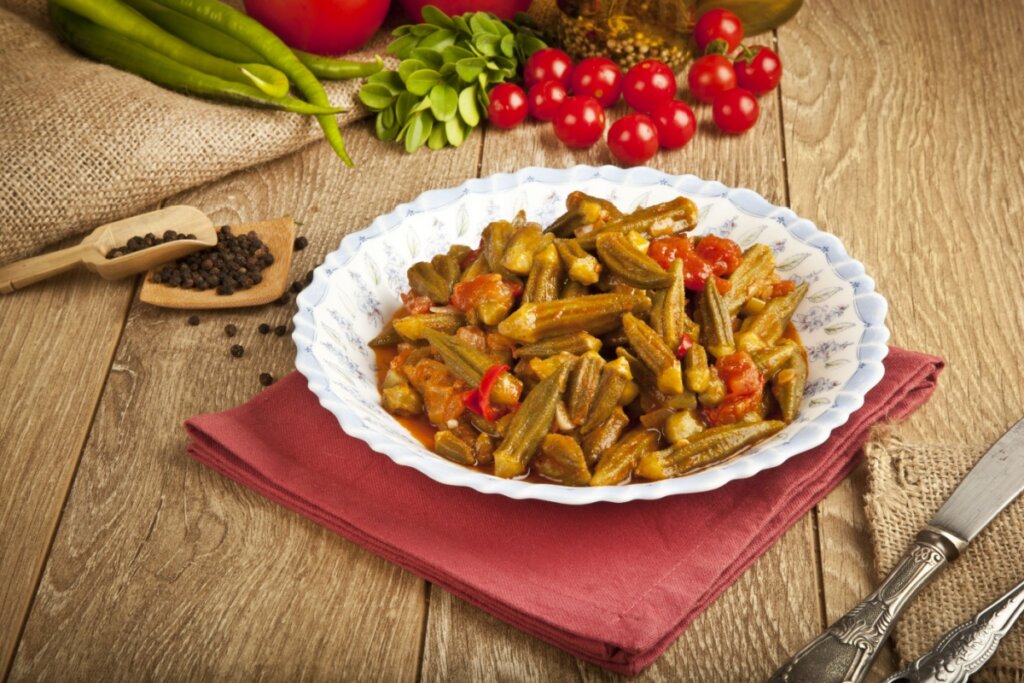 Quiabo refogado com tomate (Imagem: gorkem demir | Shutterstock)