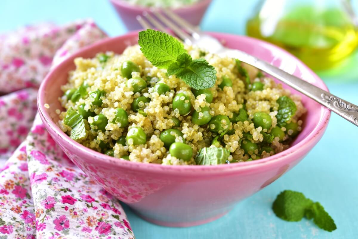 Salada de quinoa com ervilha e hortelã (Imagem: Liliya Kandrashevich | Shutterstock)