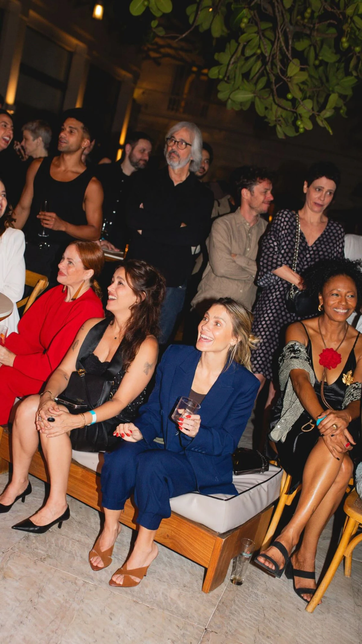 Elenco de 'Vale Tudo' se reúne para ver capítulo da morte de Odete Roitman por Reprodução/Instagram/@belmondcopacabanapalace