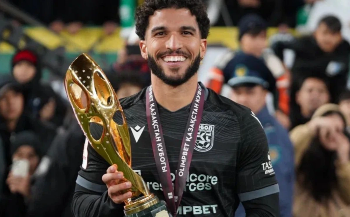 Henrique Devens, do Tobol FC, levantou a taça da Copa do Cazaquistão neste final de semana