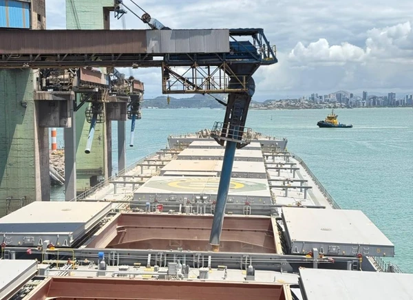 Milho sendo alocado no compartimento de carga do navio