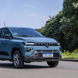 Modelo se inspira no Dacia Spring elétrico e ganha mais tecnologia, buscando conquistar o mercado nacional