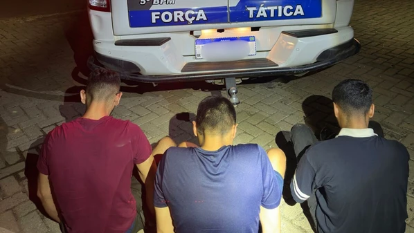 Três colombianos – incluindo uma mulher – e um chileno foram autuados em flagrante por furto qualificado a duas farmácias do município