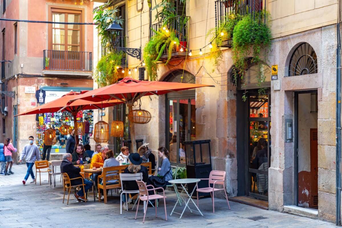 Barcelona tem uma grande variedade de bares e restaurantes (Imagem: ColorMaker | Shutterstock)