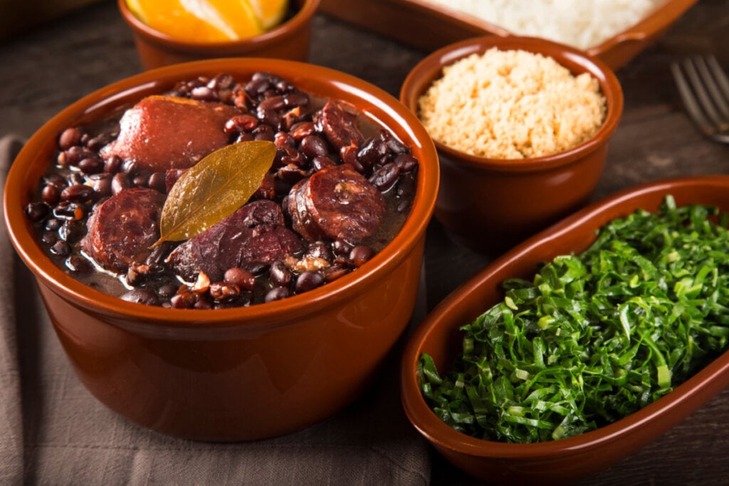Em Barcelona é possível encontrar bares que servem a feijoada brasileira (Imagem: WS-Studio | Shutterstock)