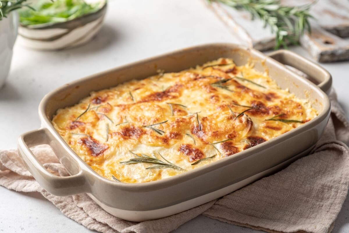 Gratinado de batatas à francesa (Imagem: Elena Shashkina | Shutterstock)