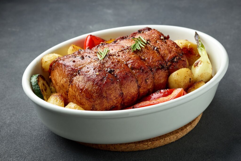 Lombo suíno assado com legumes (Imagem: MaraZe | Shutterstock)