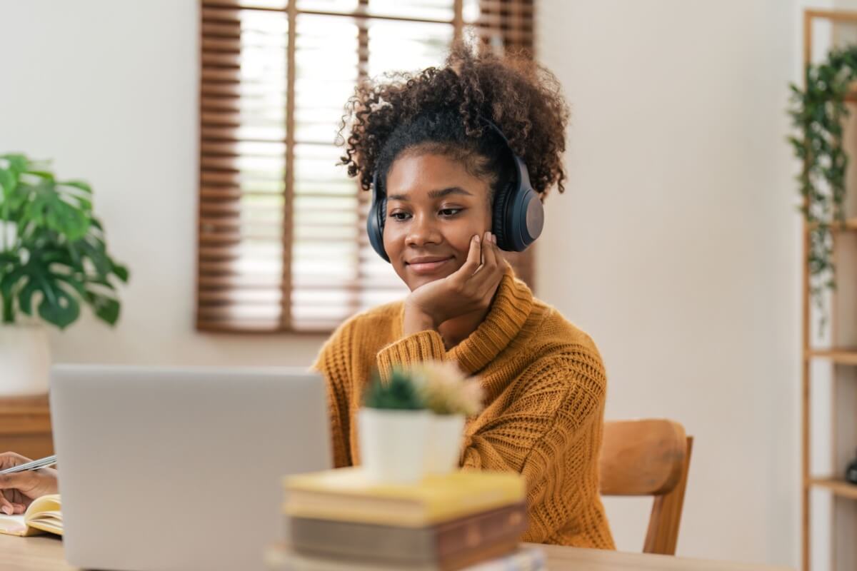 O repertório de atualidades do estudante pode fazer a diferença na prova do Enem (Imagem: Natee Meepian | Shutterstock)