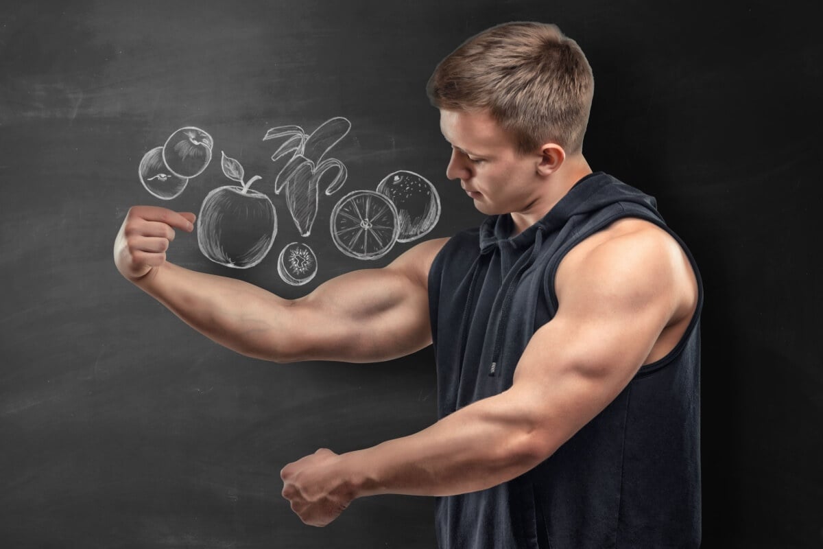 Uma dieta equilibrada é fundamental para a construção dos músculos (Imagem: Gearstd | Shutterstock) 