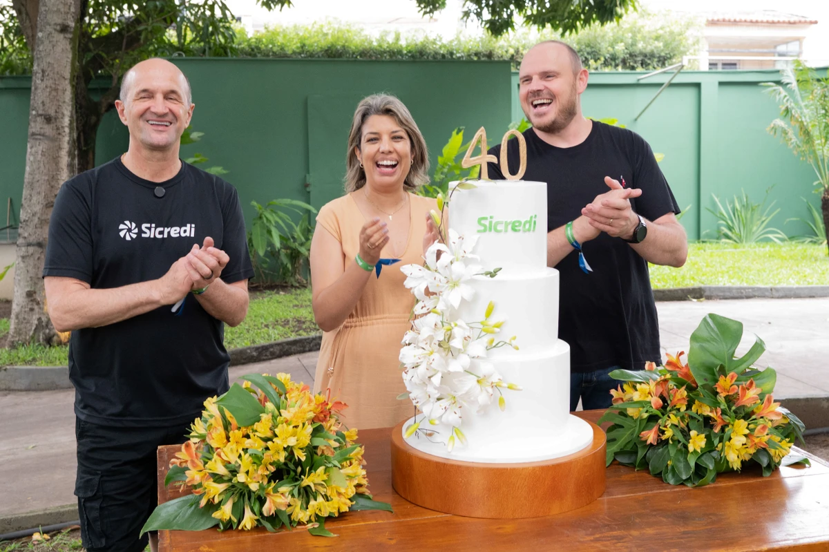 O presidente da Sicredi Serrana RS/ES, Marcos André Balbinot, a vice Samara Gomes Beretti e o diretor executivo Fabrício Cambruzzi