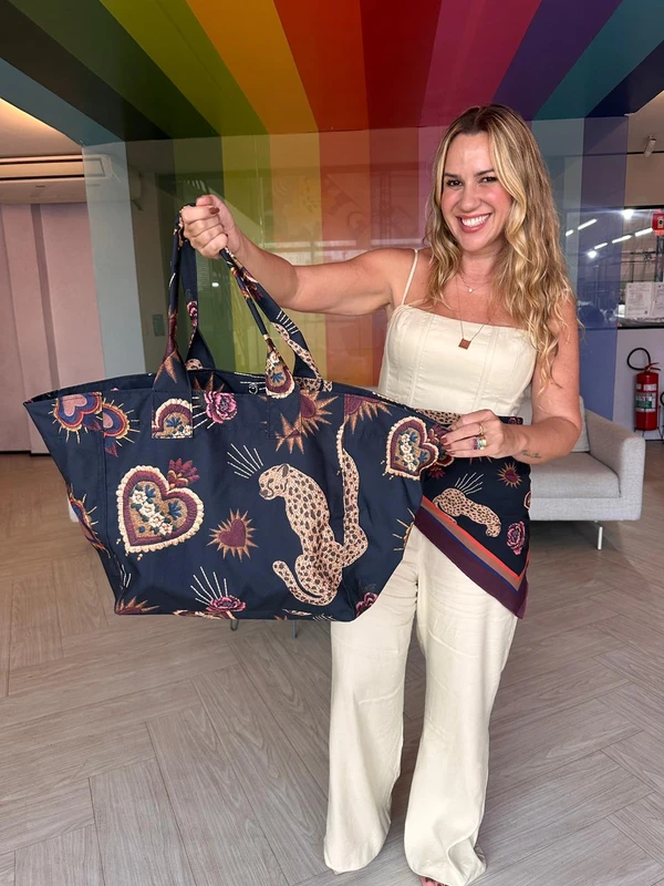 Rachel Pires com as peças da collab Felines Club